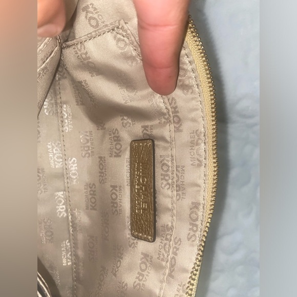MK Michael Kors, Wristlet wallet! good quality leather - Picture 7 of 8